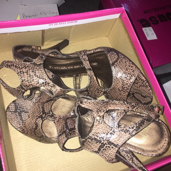 Shoe - Picture 2 of 16